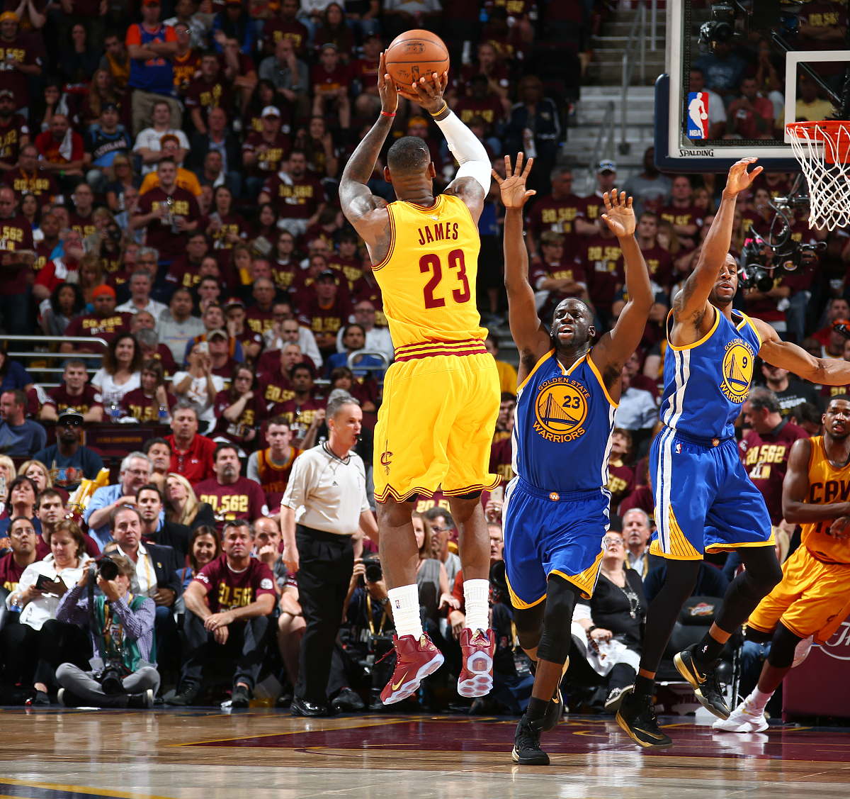 亚博体育- Uzi重返赛场，出色发挥首场状态出色，西班牙队观众沸腾！比赛高潮迭起