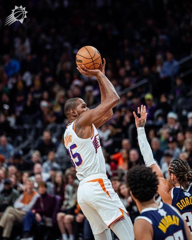 亚博体育-杜兰特回归赛场，高光表现首场状态亮眼，西班牙队观众沸腾！的简单介绍